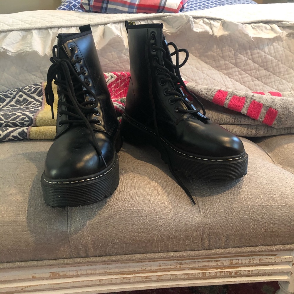 Black dr. Martens dupes combat boots